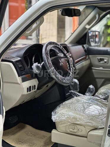 Mitsubishi Pajero-10