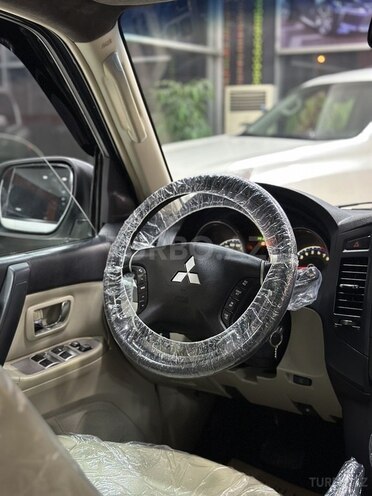 Mitsubishi Pajero-13