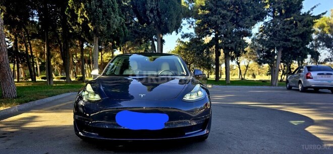 Tesla Model 3-1