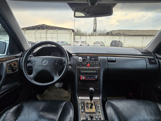 Mercedes E 240 2000, 142,000 km - 2.4 l - Qazax