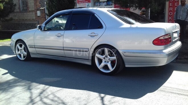 Mercedes E 280 2000, 240,000 km - 2.8 л - Zaqatala