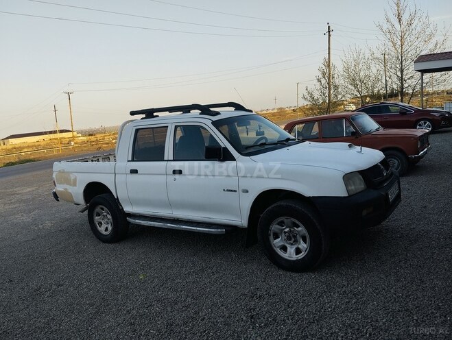 Mitsubishi L200 2006, 250,000 km - 2.5 l - Salyan