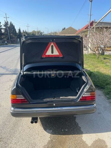 Mercedes E 220 1993, 287,677 km - 2.2 l - Bakı