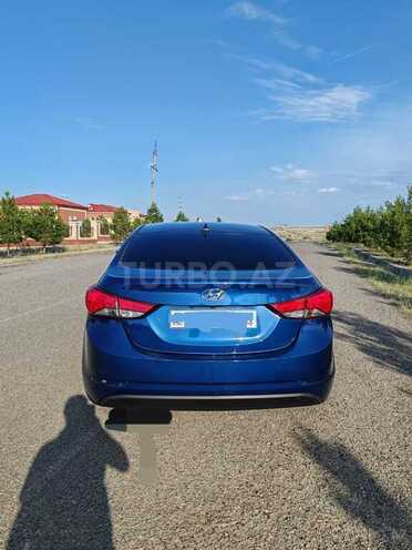 Hyundai Elantra 2015, 240,000 km - 1.8 l - 