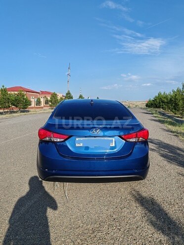 Hyundai Elantra 2015, 240,000 km - 1.8 l - 