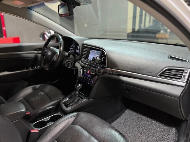 Hyundai Elantra-16