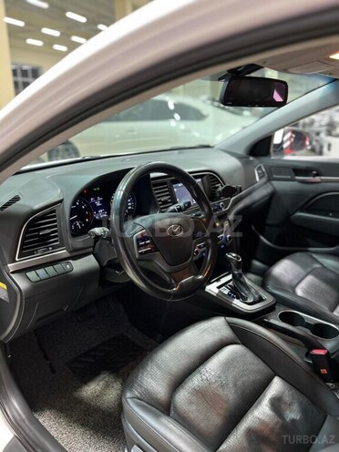 Hyundai Elantra-15