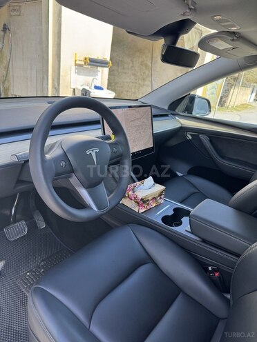 Tesla Model Y-8