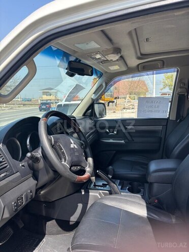 Mitsubishi Pajero 2015, 250,000 km - 3.0 л - Yevlax