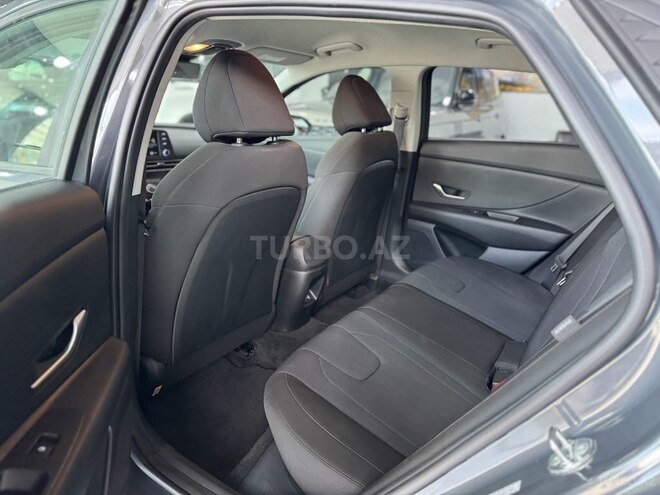 Hyundai Elantra-13