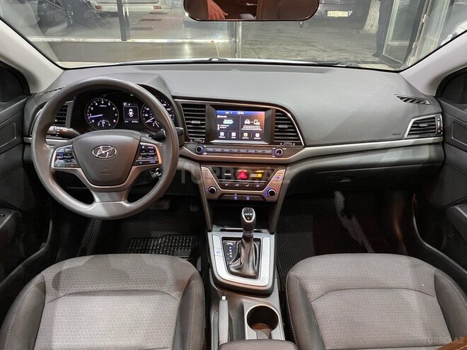 Hyundai Elantra-11
