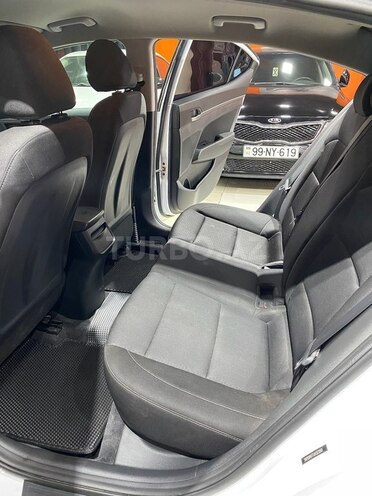 Hyundai Elantra-12