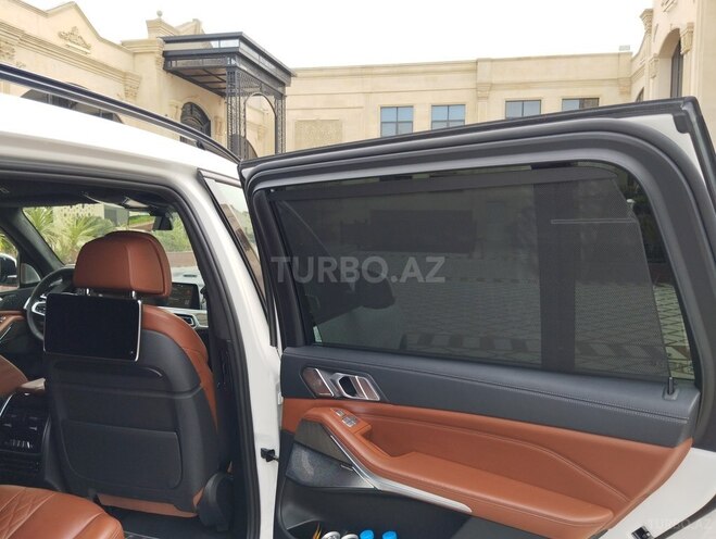 BMW X7-8