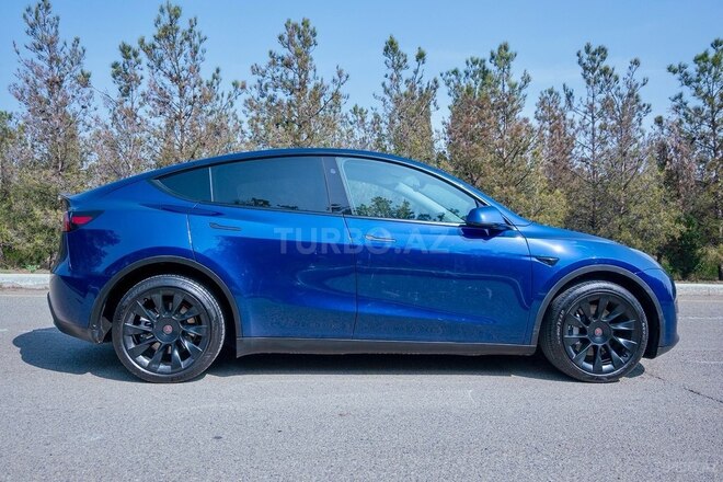 Tesla Model Y-11