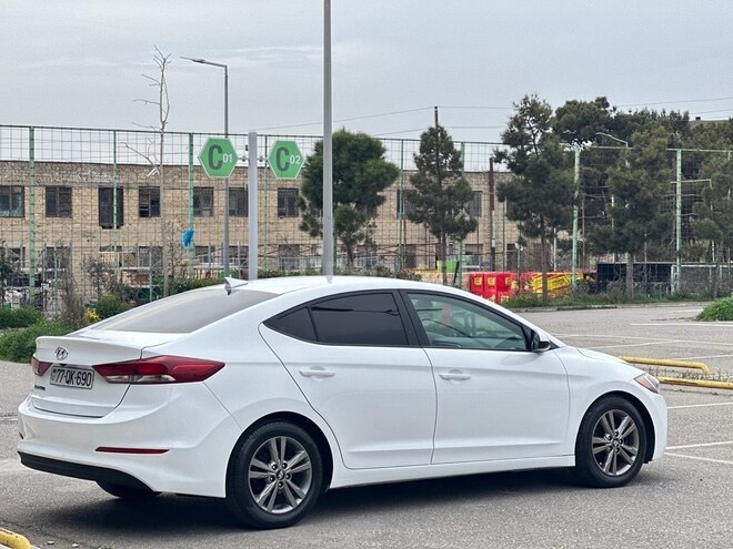Hyundai Elantra-8