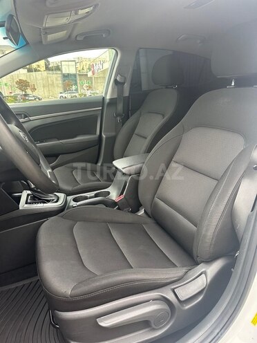 Hyundai Elantra-15