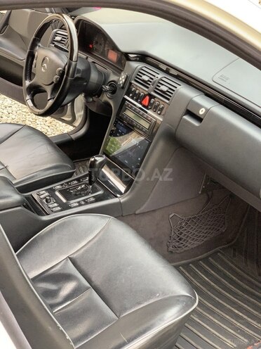 Mercedes E 270 2001, 375,312 km - 2.7 l - Bakı