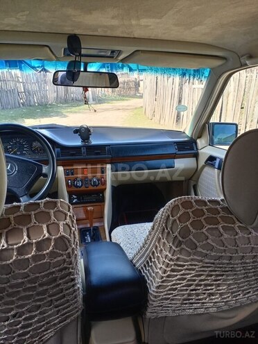 Mercedes E 230 1992, 340,575 km - 2.3 l - Quba