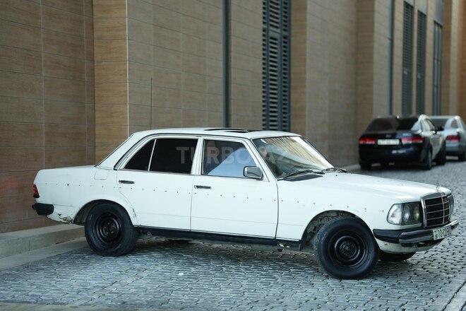 Mercedes E 230 1983, 245,000 km - 2.3 l - Bakı