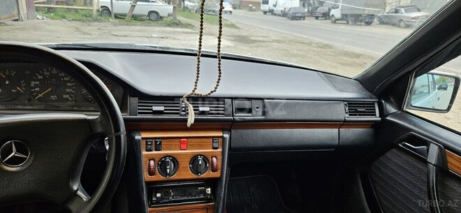 Mercedes E 200 1993, 508,065 km - 2.0 l - Quba