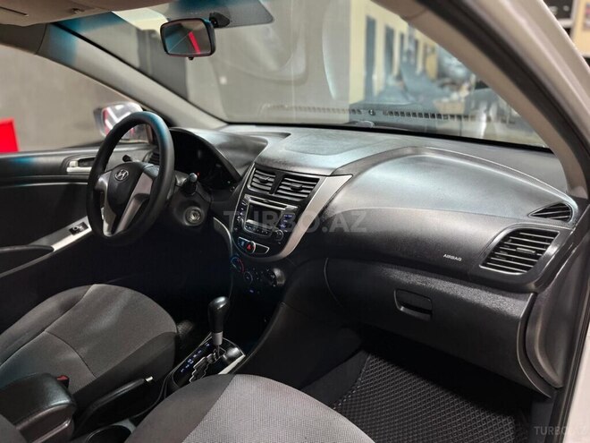 Hyundai Accent-12