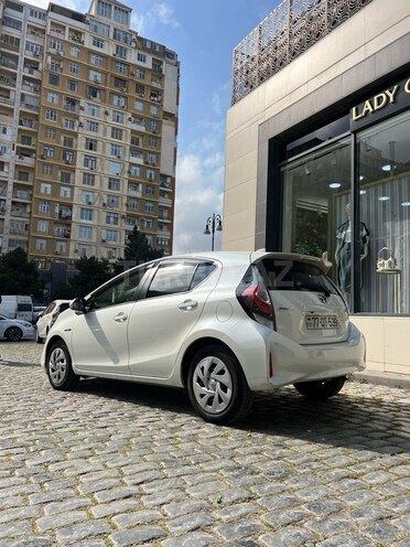 Toyota Aqua-5