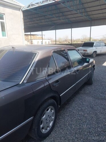 Mercedes E 250 1990, 441,865 km - 2.5 l - Beyləqan
