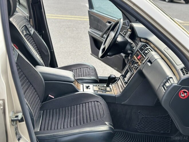 Mercedes E 240 2000, 264,220 km - 2.4 л - Sumqayıt