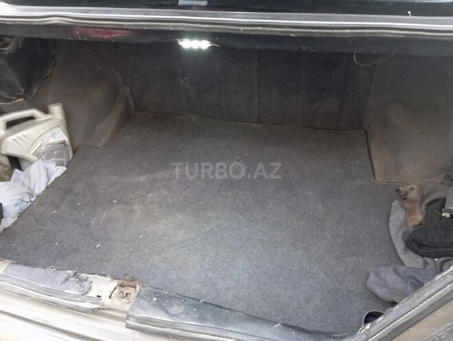 Mercedes E 300 d 1990, 299,800 km - 3.0 л - Salyan