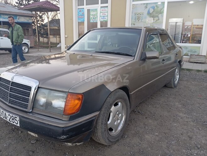 Mercedes E 300 d 1990, 299,800 km - 3.0 л - Salyan
