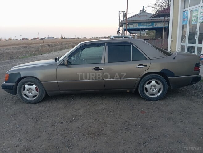 Mercedes E 300 d 1990, 299,800 km - 3.0 л - Salyan