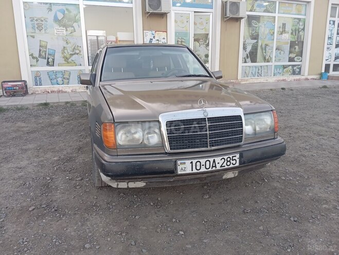 Mercedes E 300 d 1990, 299,800 km - 3.0 л - Salyan