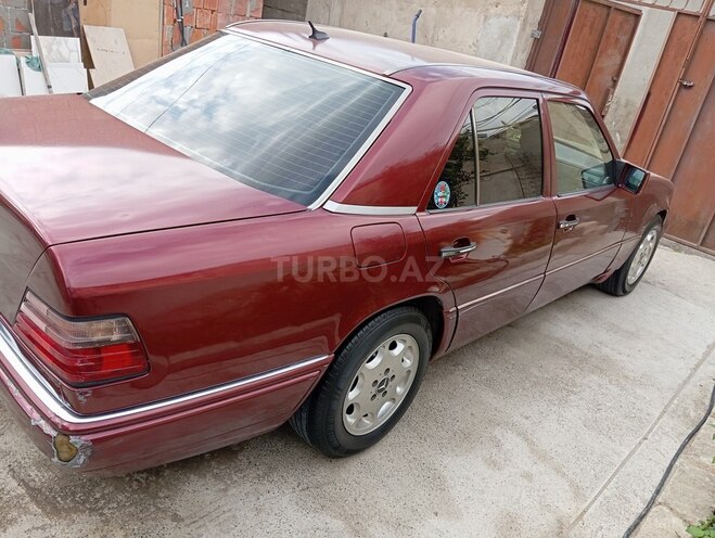 Mercedes E 220 1995, 326,480 km - 2.2 l - Xırdalan