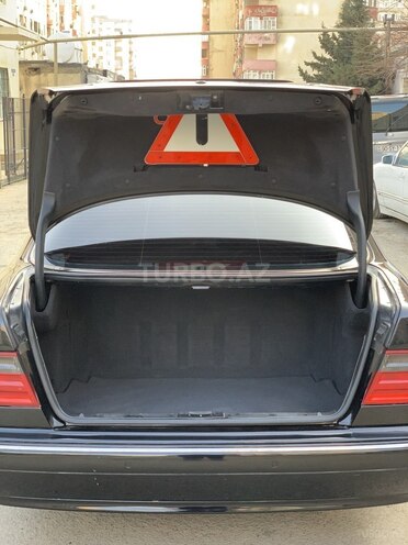 Mercedes E 280 2001, 235,700 km - 2.8 l - Bakı