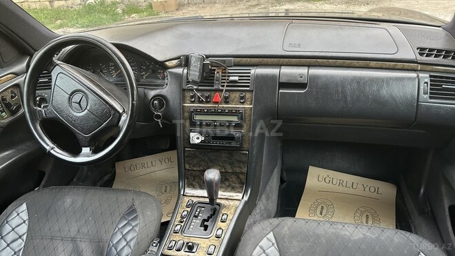 Mercedes E 320 1998, 258,000 km - 3.2 l - Yevlax