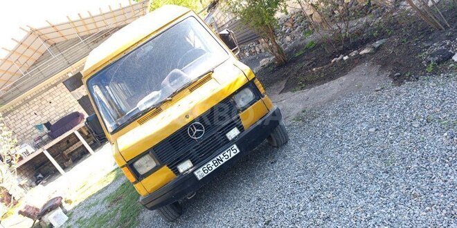 Mercedes 208 D 1991, 266,666 km - 2.5 l - Yevlax