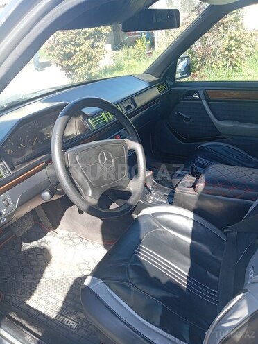 Mercedes E 220 1990, 256,000 km - 2.2 l - Quba