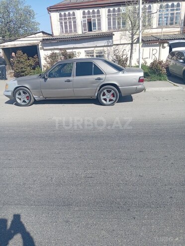 Mercedes E 220 1990, 256,000 km - 2.2 l - Quba