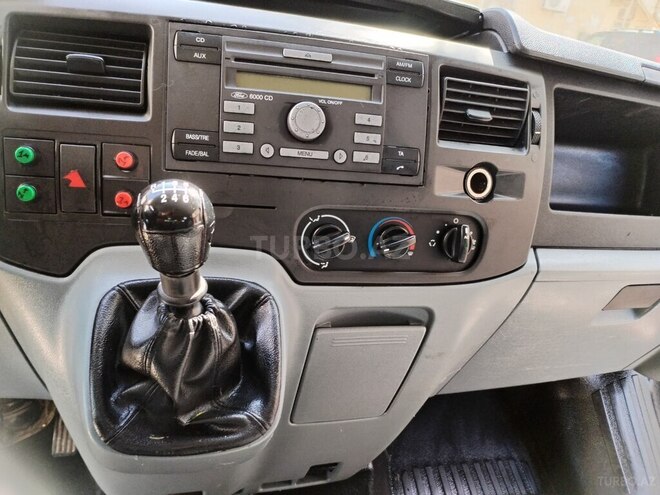 Ford Transit-17