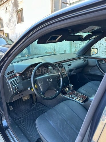 Mercedes E 220 d 2001, 315,000 km - 2.2 l - Bakı