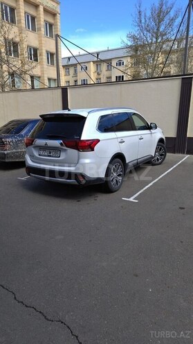 Mitsubishi Outlander 2015, 200,000 km - 3.0 л - Bakı