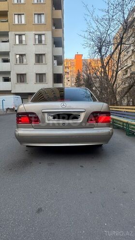 Mercedes E 220 d 2001, 332,000 km - 2.2 л - Bakı