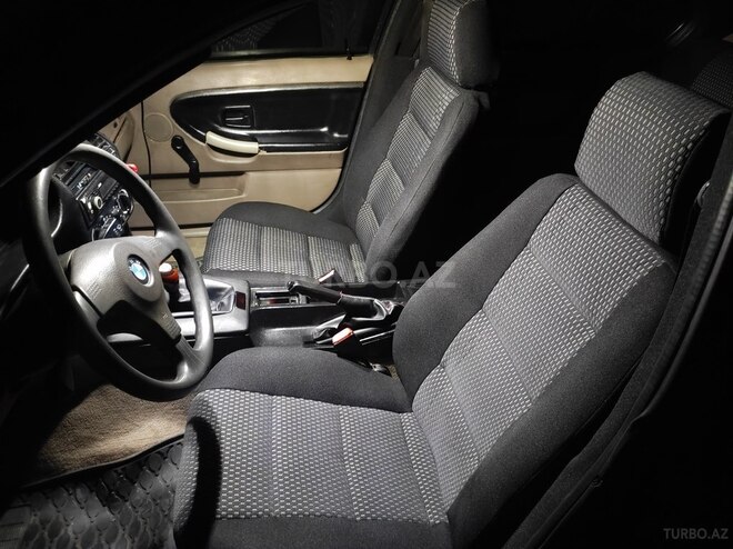 BMW 318 1993, 333,500 km - 1.8 l - Qax