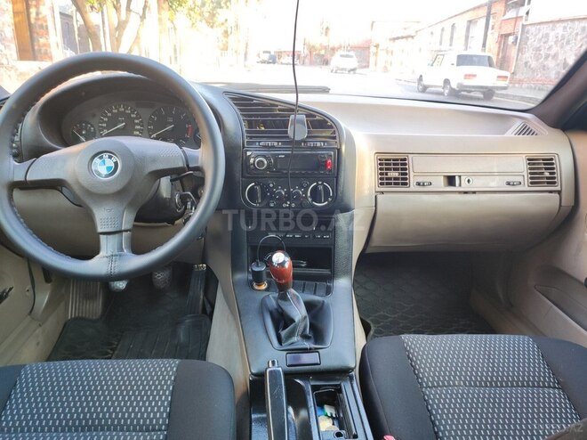 BMW 318 1993, 333,500 km - 1.8 l - Qax