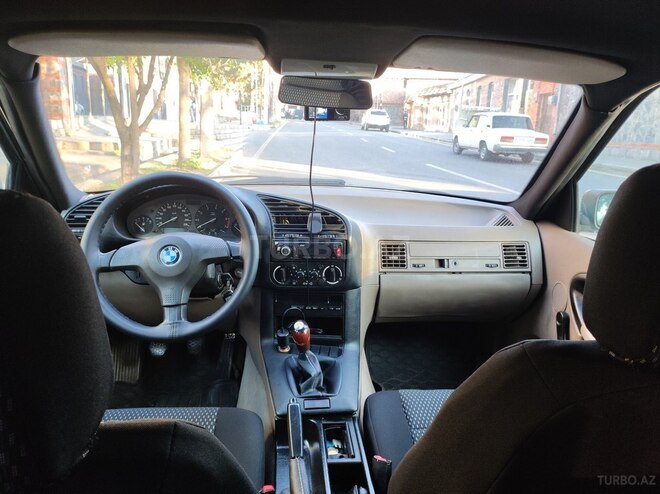 BMW 318 1993, 333,500 km - 1.8 l - Qax