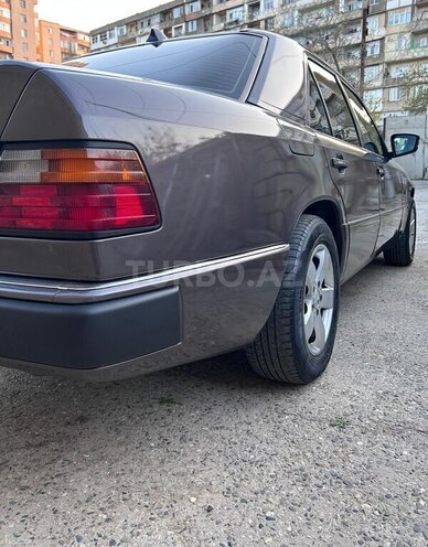 Mercedes E 200 1993, 282,000 km - 2.0 l - Bakı