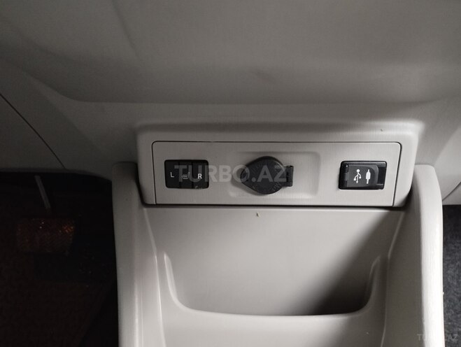 Toyota Prius V 2018, 65,000 km - 1.8 l - Bakı
