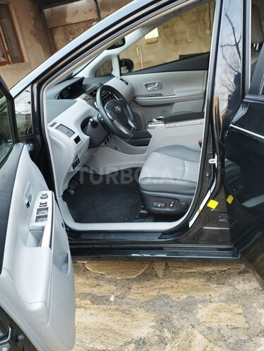 Toyota Prius V 2018, 65,000 km - 1.8 l - Bakı