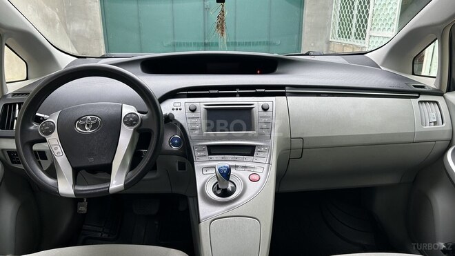 Toyota Prius 2015, 286,000 km - 1.8 л - Yevlax