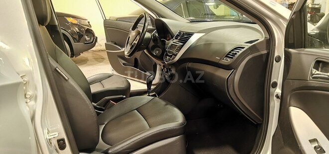Hyundai Accent-17